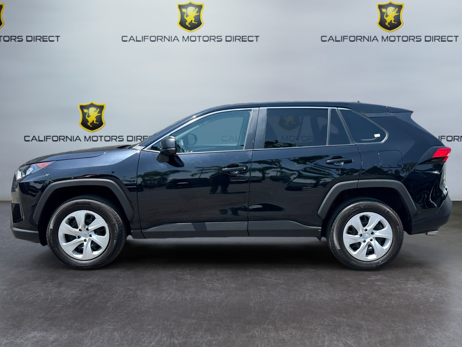 Used 2022 Toyota RAV4 LE FWD image 2