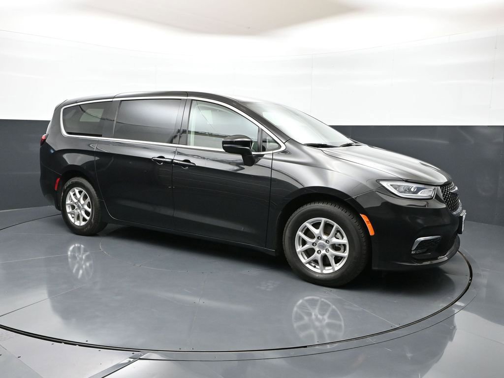 Used 2023 Chrysler Pacifica Touring-L FWD image 5