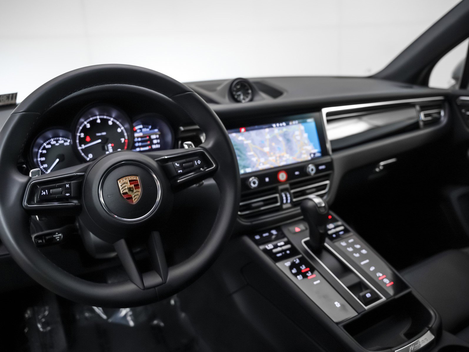 Certified 2025 Porsche Macan image 4