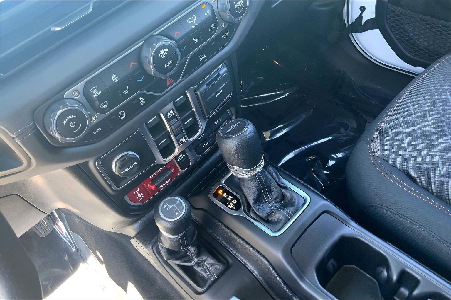 Certified 2025 Jeep Gladiator Mojave w/ Convenience Group AWD/4WD image 16