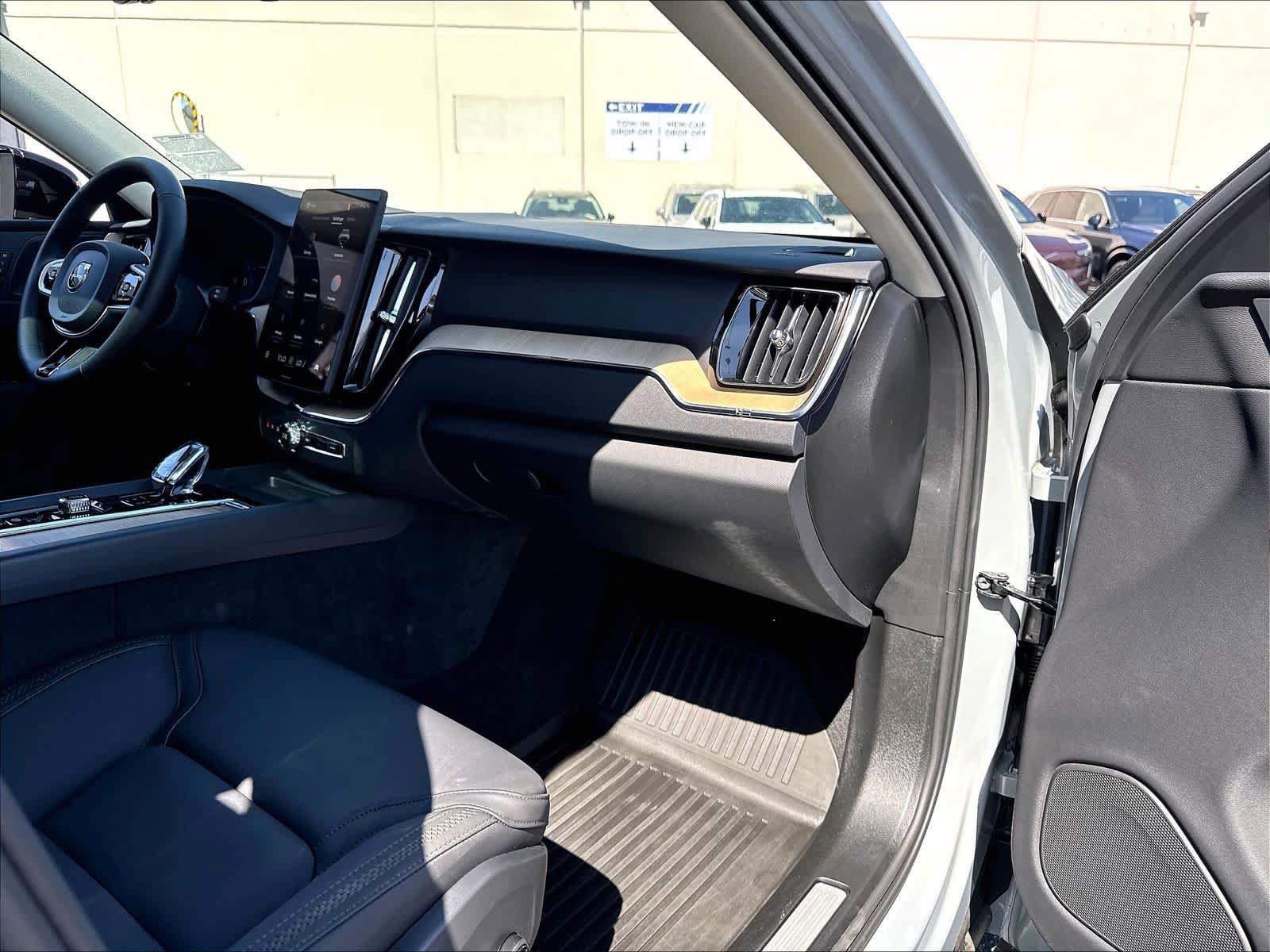 Used 2026 Volvo XC60 B5 Plus w/ Climate Package AWD/4WD image 19