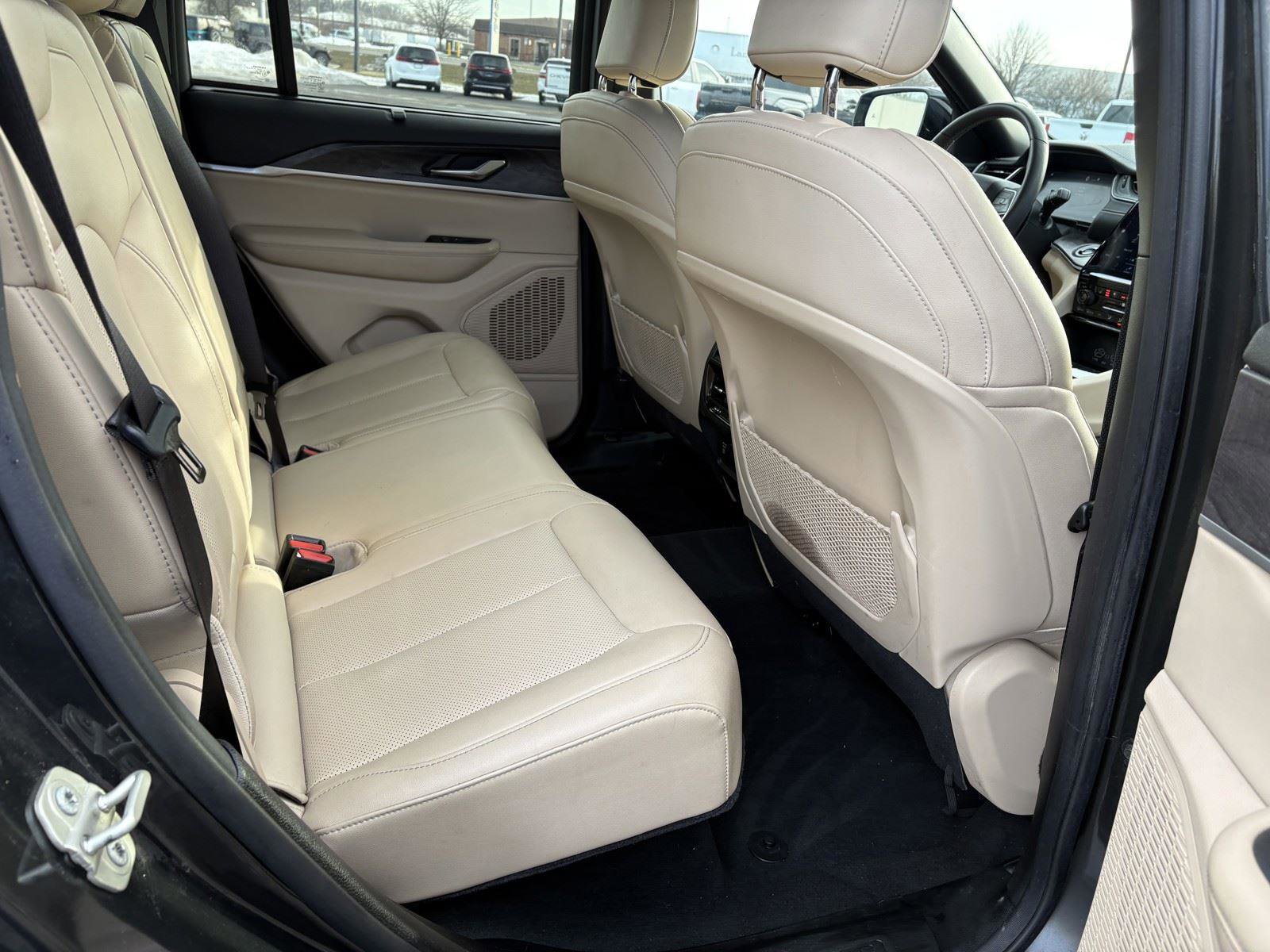 Used 2024 Jeep Grand Cherokee Limited w/ Luxury Tech Group II image 12