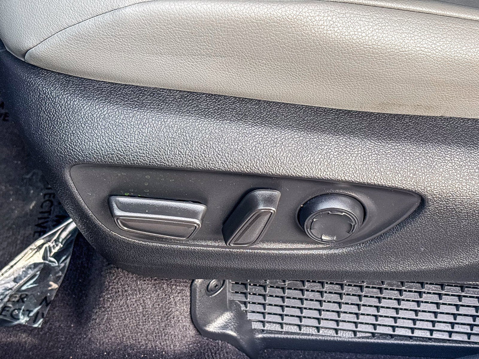 Used 2025 Toyota Sienna XLE image 24