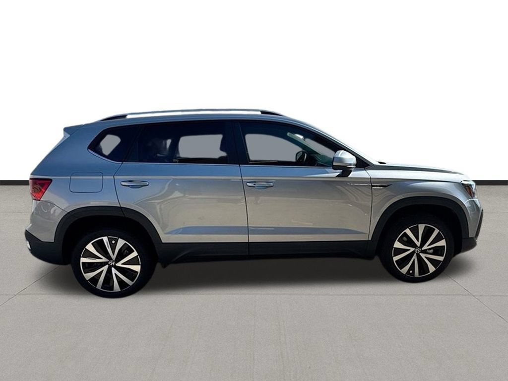 Used 2024 Volkswagen Taos SE FWD image 7