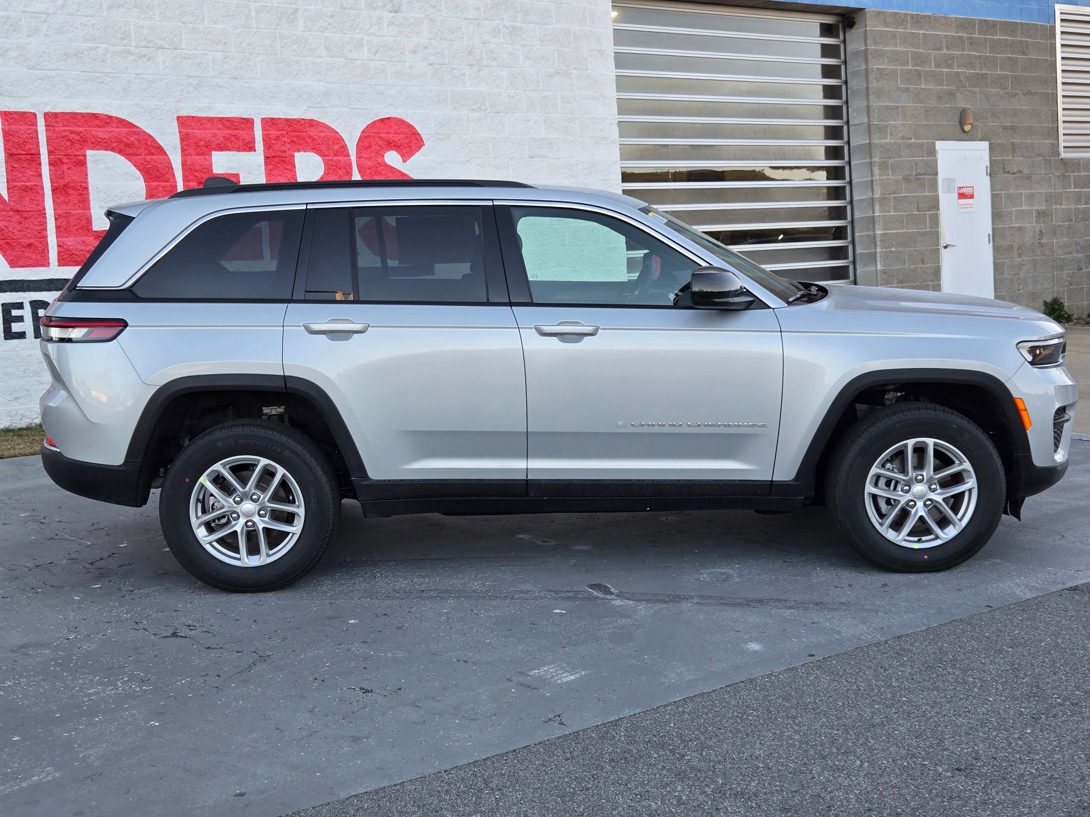 New 2025 Jeep Grand Cherokee Laredo image 8