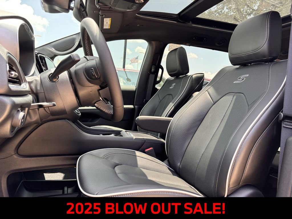 New 2025 Chrysler Pacifica Limited w/ Uconnect Theater Family Group FWD image 21