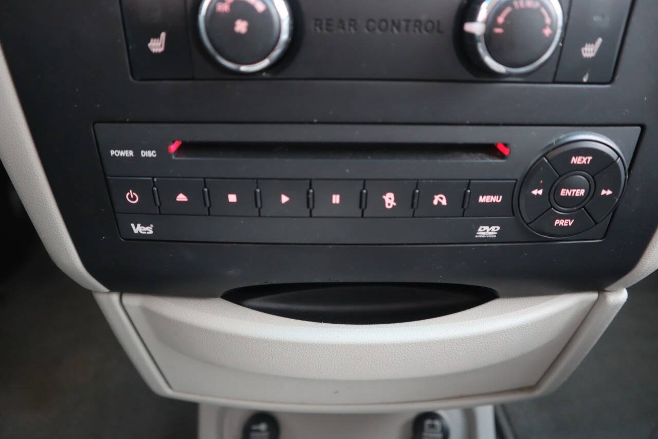 Used 2010 Volkswagen Routan SE FWD image 30