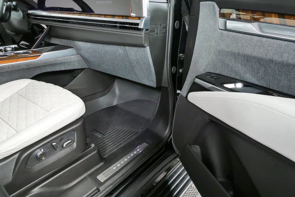 Certified 2026 Cadillac Escalade Platinum Sport w/ LPO, ONYX Package AWD/4WD image 27