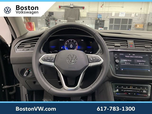 Used 2024 Volkswagen Tiguan SE w/ Panoramic Sunroof Package image 15