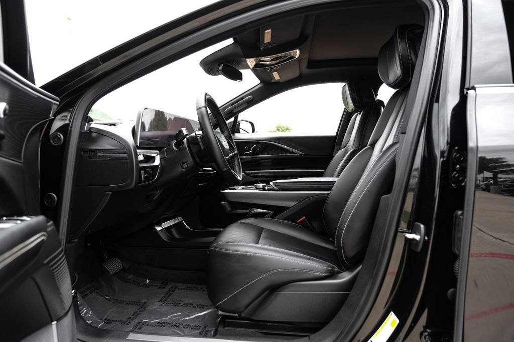 Used 2024 Cadillac Lyriq Luxury RWD image 3
