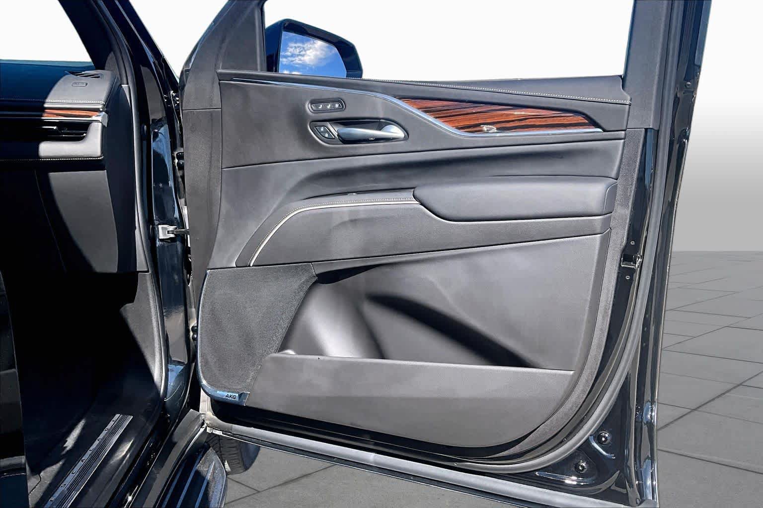 Used 2023 Cadillac Escalade ESV Premium Luxury RWD image 23