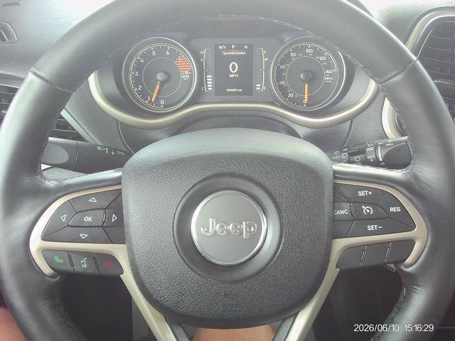 Used 2016 Jeep Cherokee Latitude w/ Cold Weather Group AWD/4WD image 10