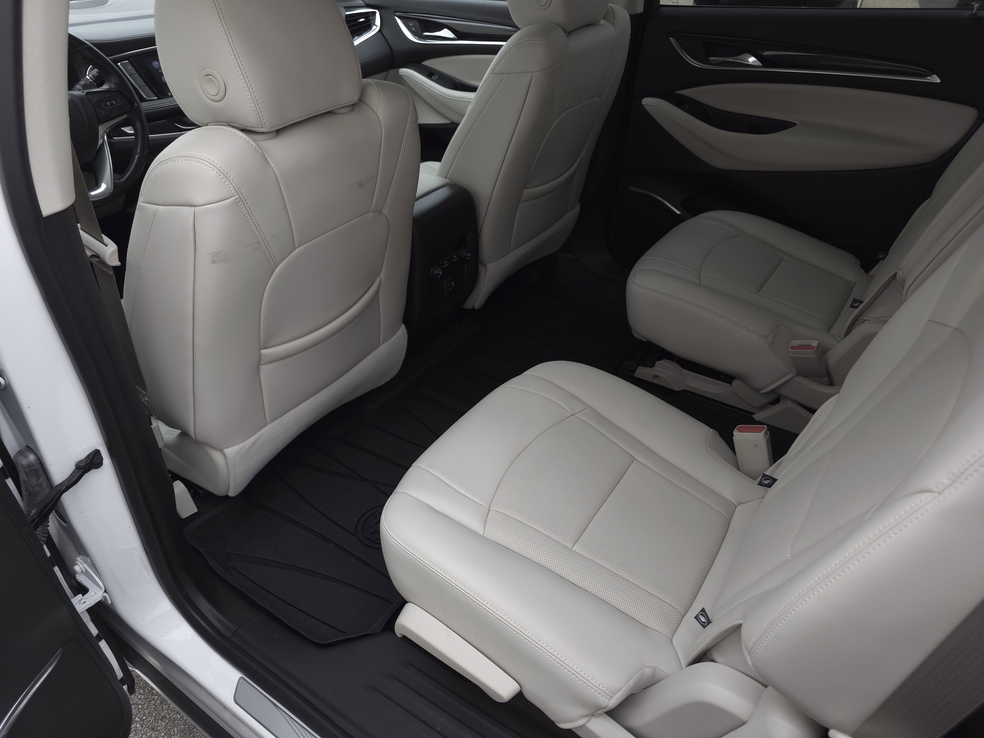 Used 2023 Buick Enclave Essence image 26