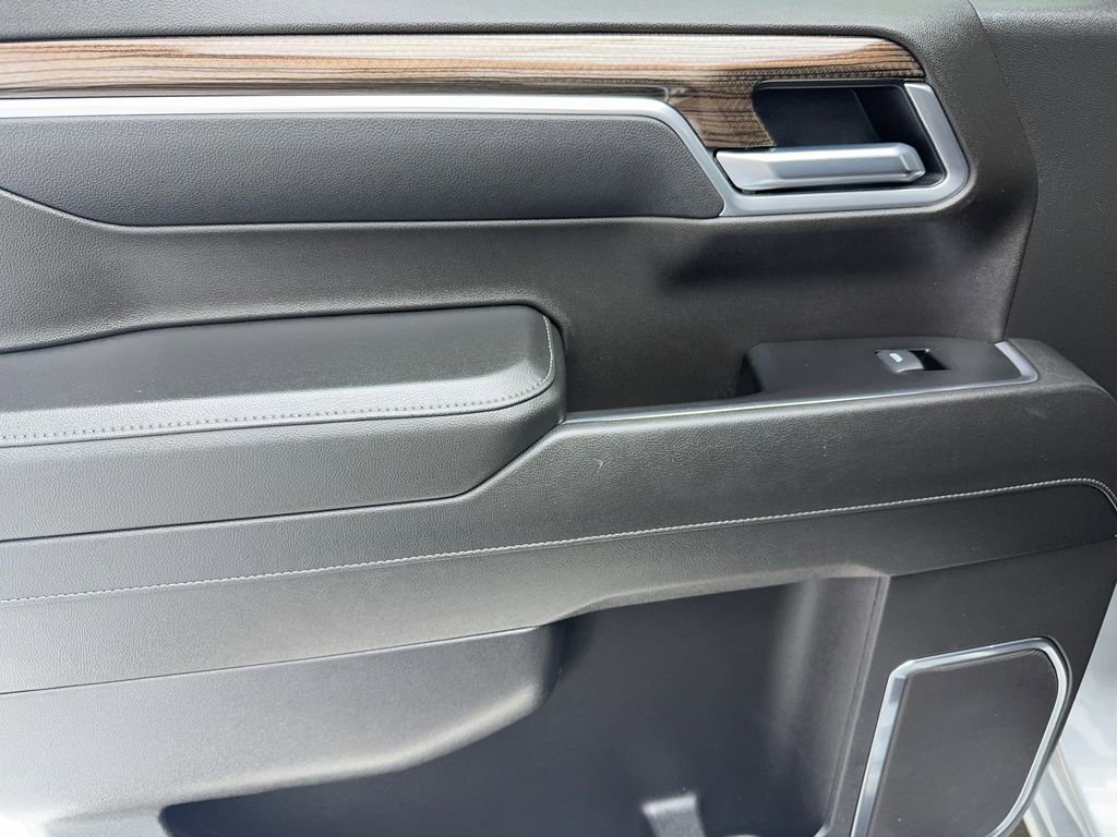 Used 2025 Chevrolet Silverado 1500 LT RWD image 40