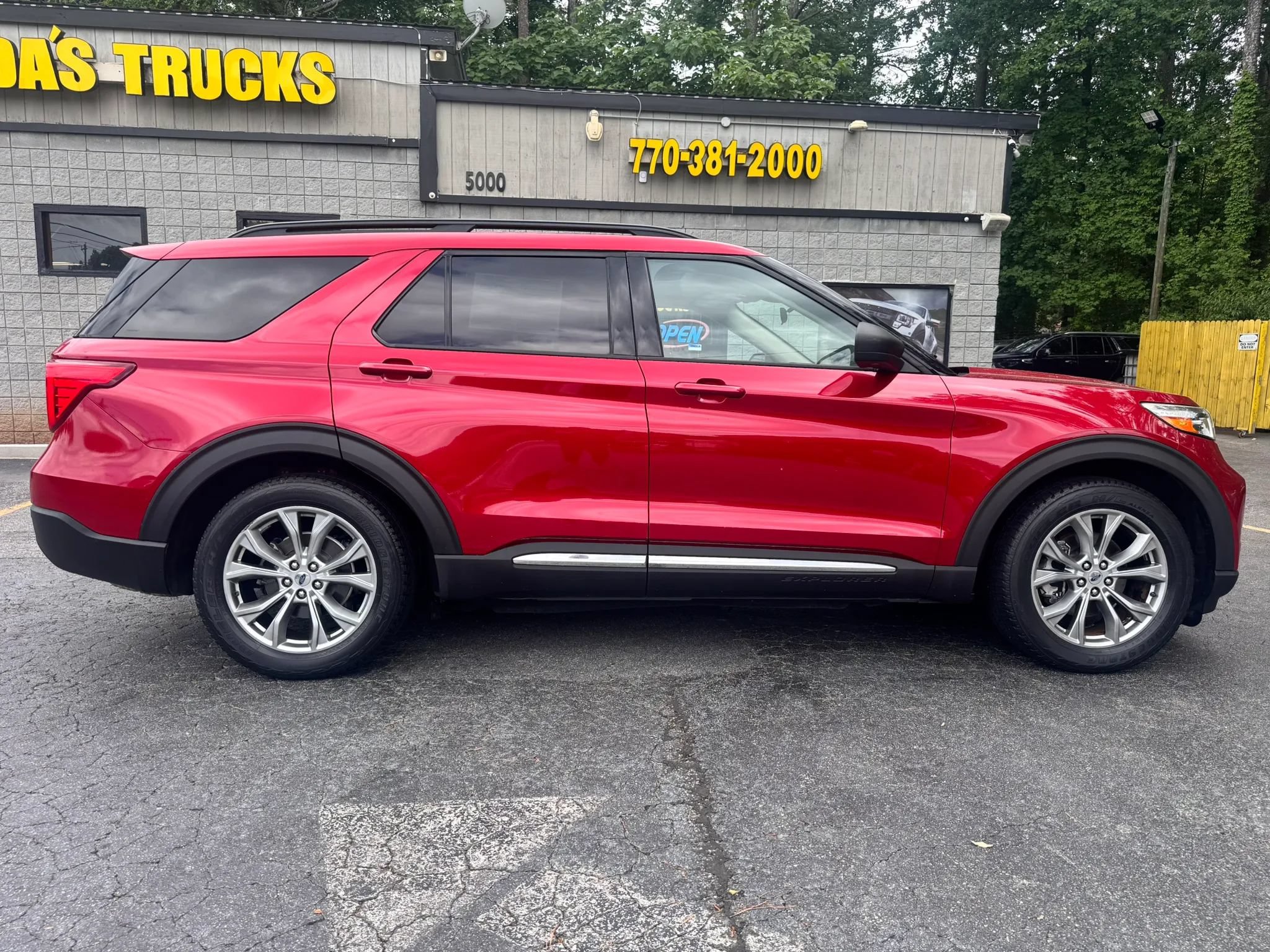 Used 2020 Ford Explorer XLT w/ Equipment Group 202A RWD image 8