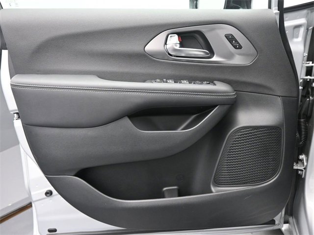 New 2026 Chrysler Pacifica Select image 12