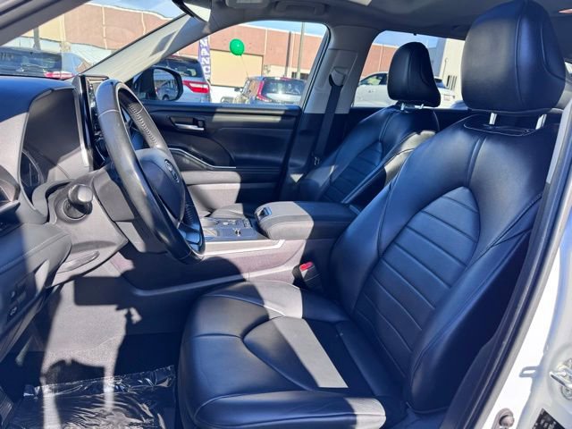 Used 2022 Toyota Highlander XLE FWD image 16