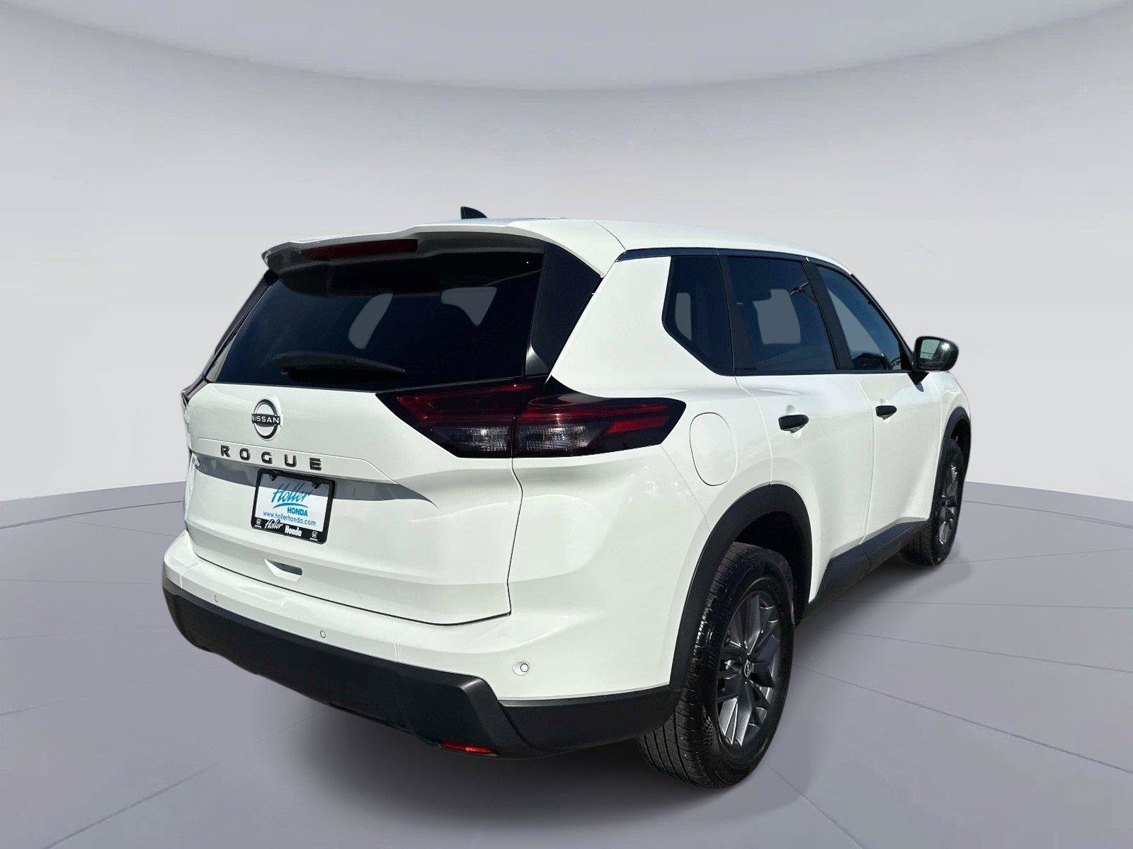 Used 2024 Nissan Rogue S FWD image 4