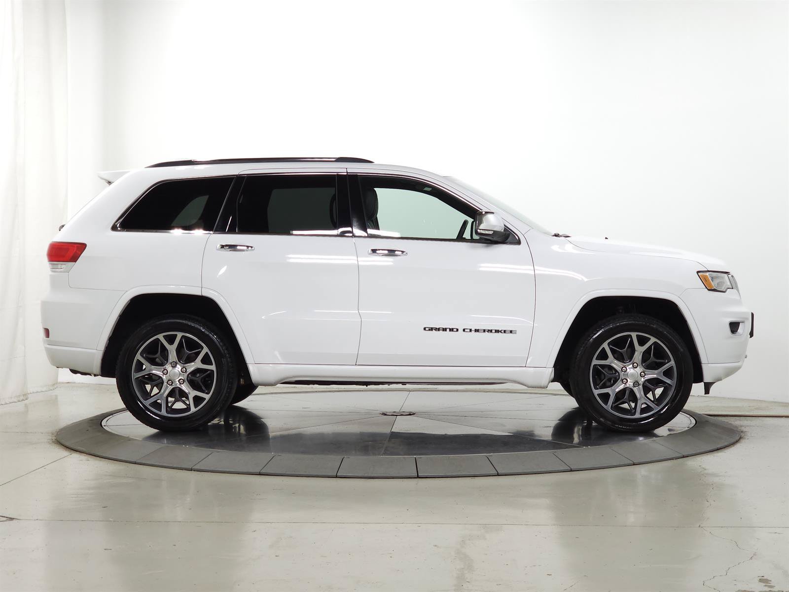 Used 2019 Jeep Grand Cherokee Overland AWD/4WD image 13