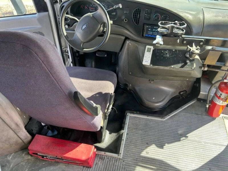 Used 2006 Ford E-350 and Econoline 350 Super Duty RWD image 69