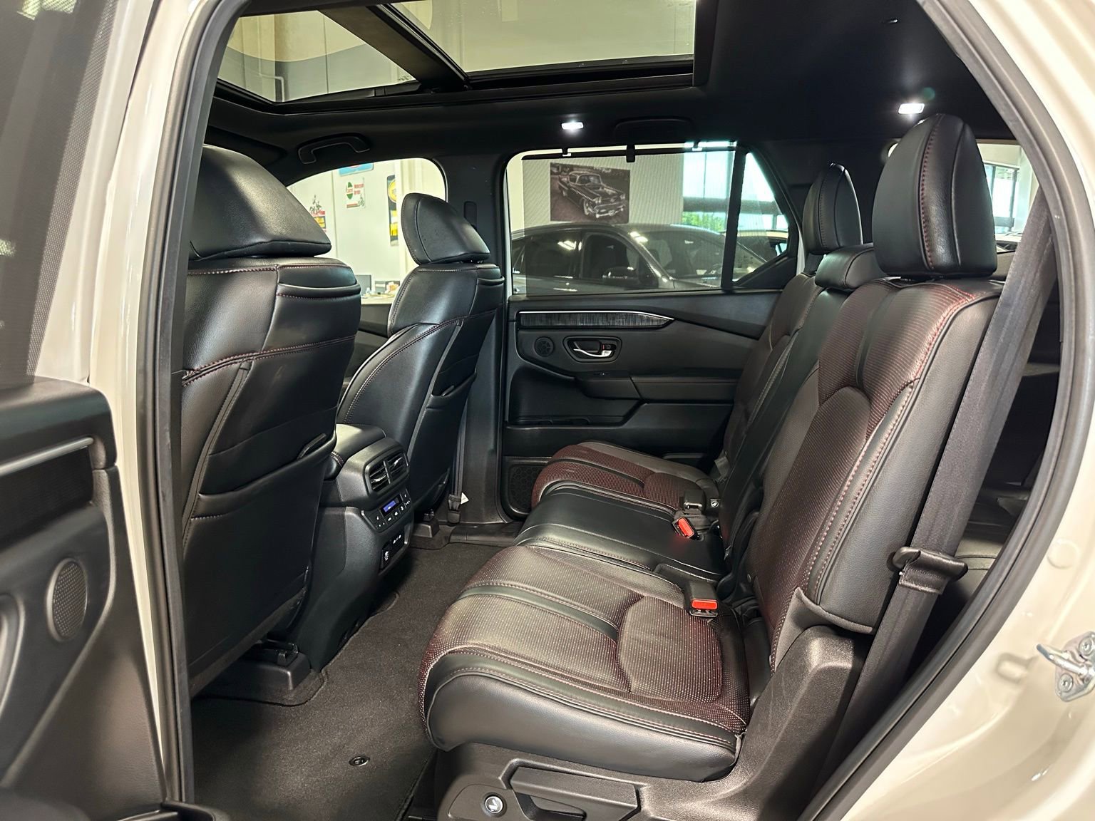 Used 2025 Honda Pilot Black Edition image 41