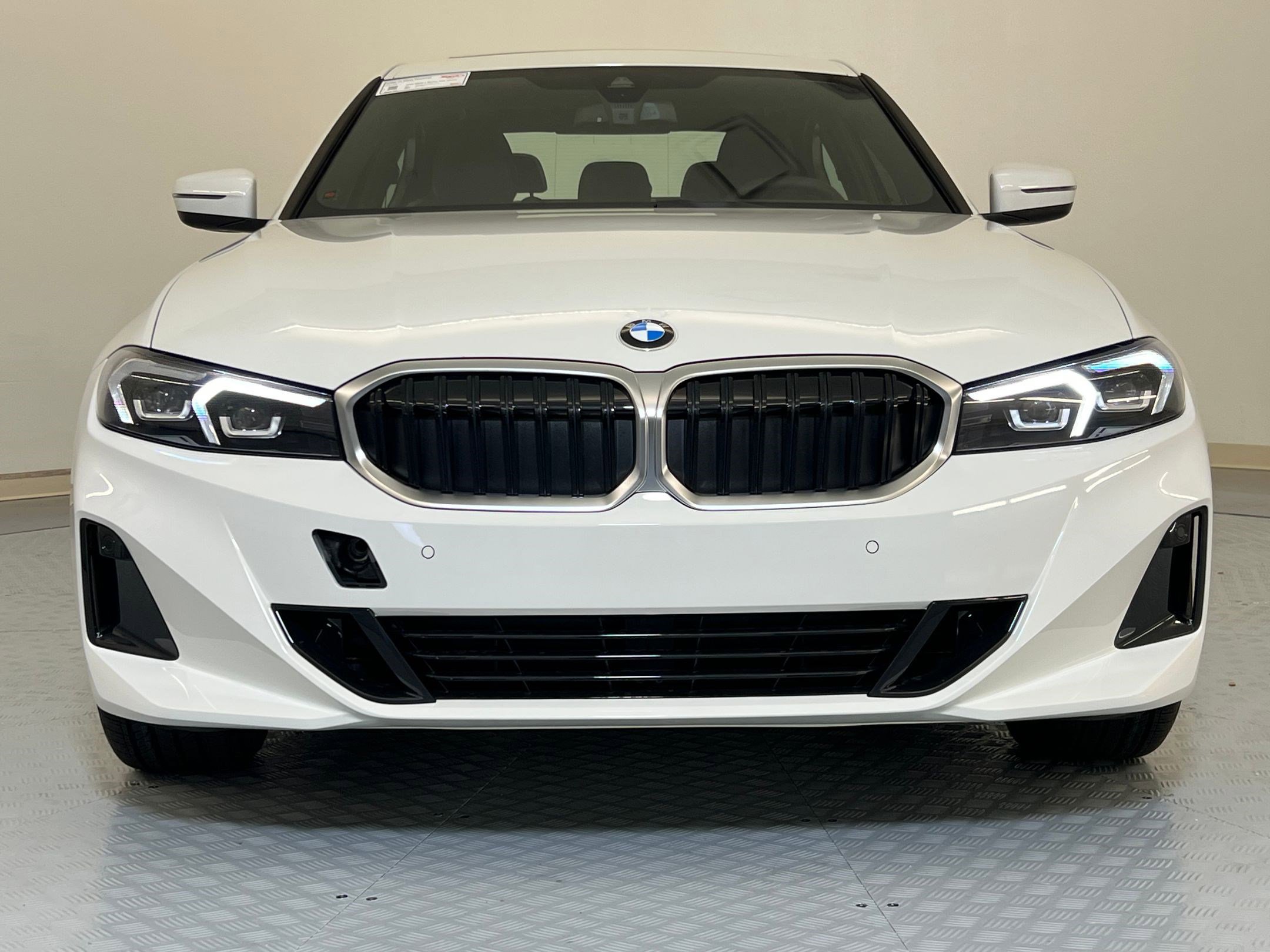 Used 2025 BMW 330i xDrive Sedan w/ Premium Package AWD/4WD image 5