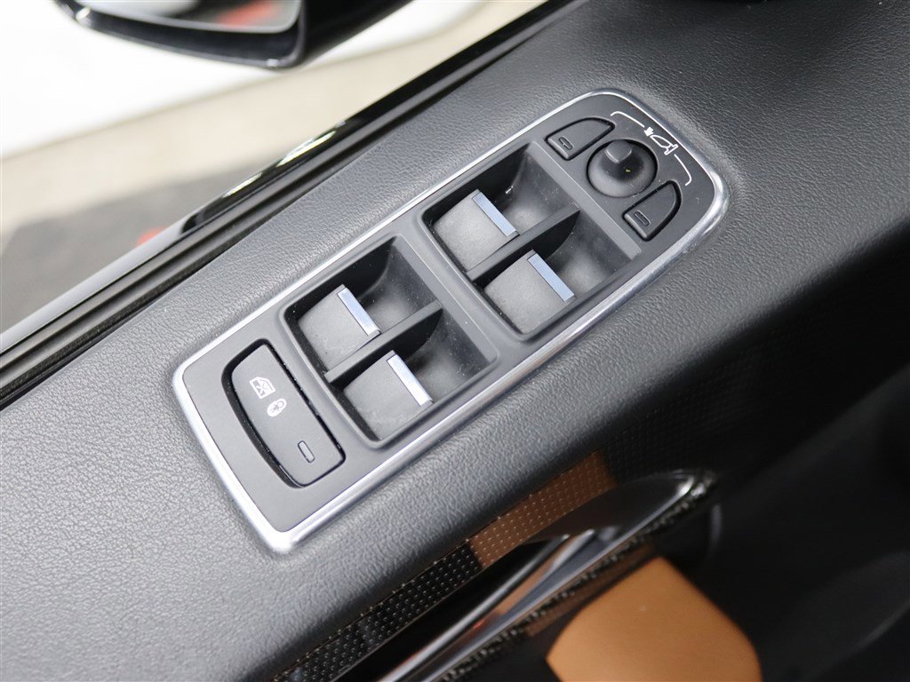 Used 2020 Jaguar F-PACE SVR image 40