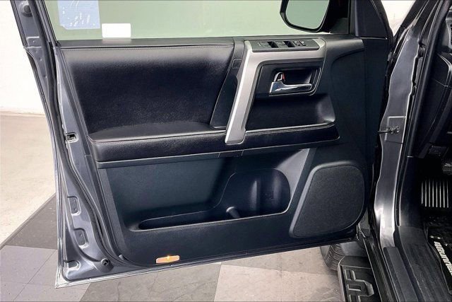 Used 2016 Toyota 4Runner SR5 AWD/4WD image 26