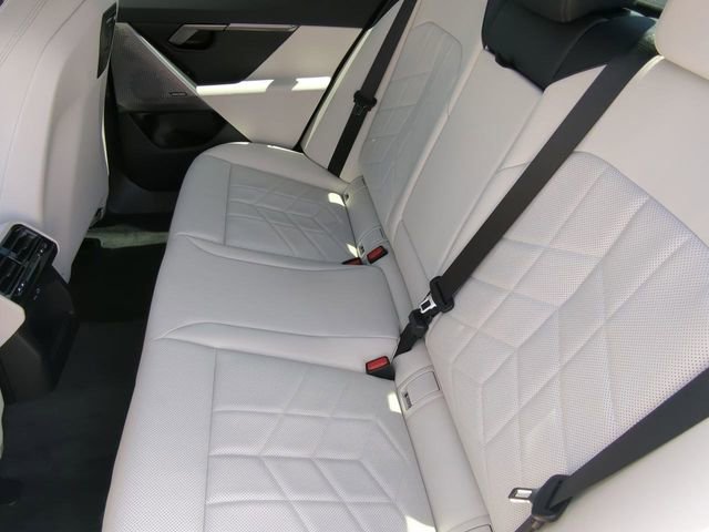 Used 2025 BMW i5 eDrive40i w/ Executive Package RWD image 17