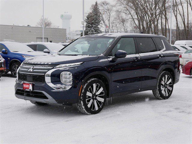 Used 2025 Mitsubishi Outlander SE image 3