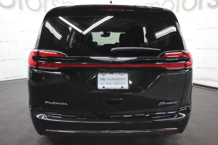 Used 2023 Chrysler Pacifica Touring-L image 5