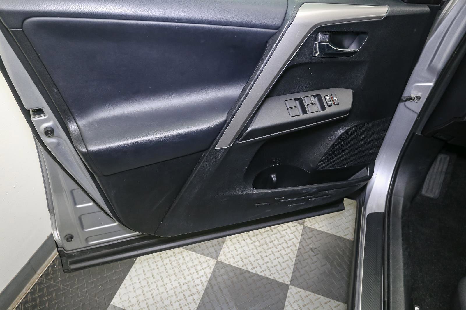 Used 2017 Toyota RAV4 XLE w/ Plus Special Value Package AWD/4WD image 40