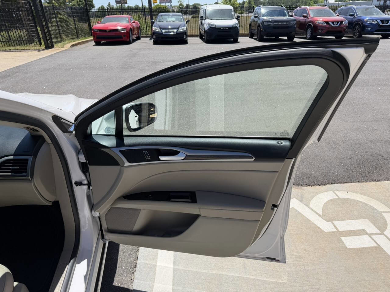 Used 2018 Ford Fusion SE w/ Fusion SE Technology Package FWD image 16