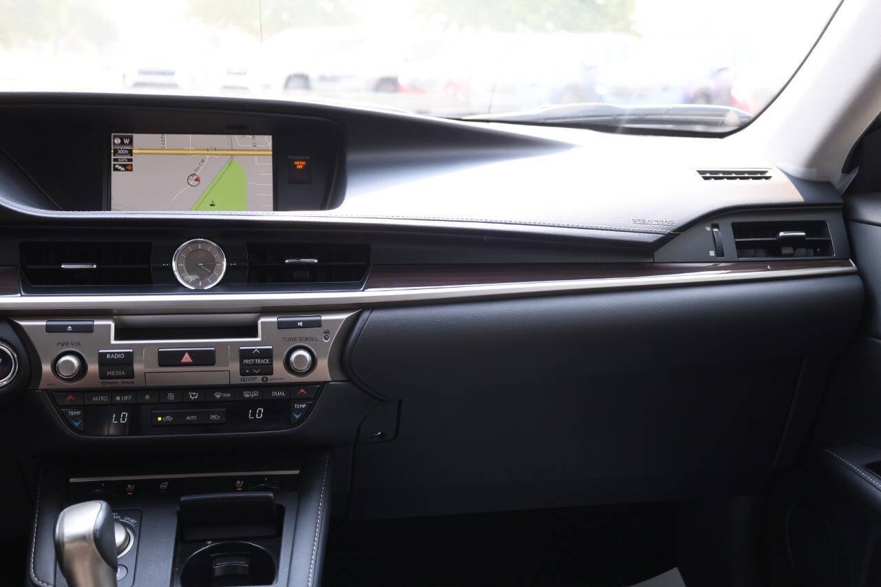 Used 2018 Lexus ES 300h w/ Navigation Package FWD image 24