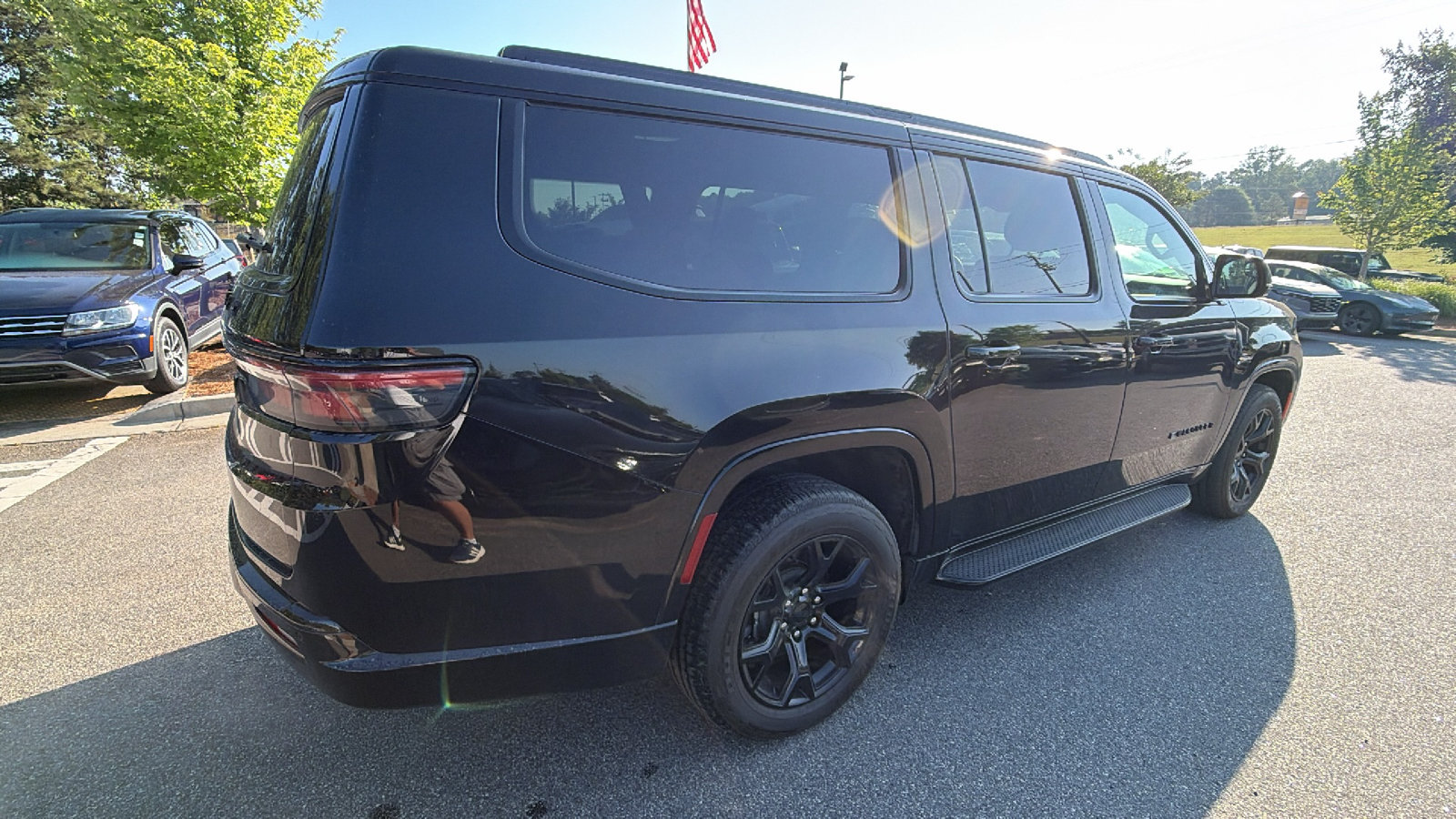 Certified 2024 Jeep Wagoneer L Series II AWD/4WD image 8