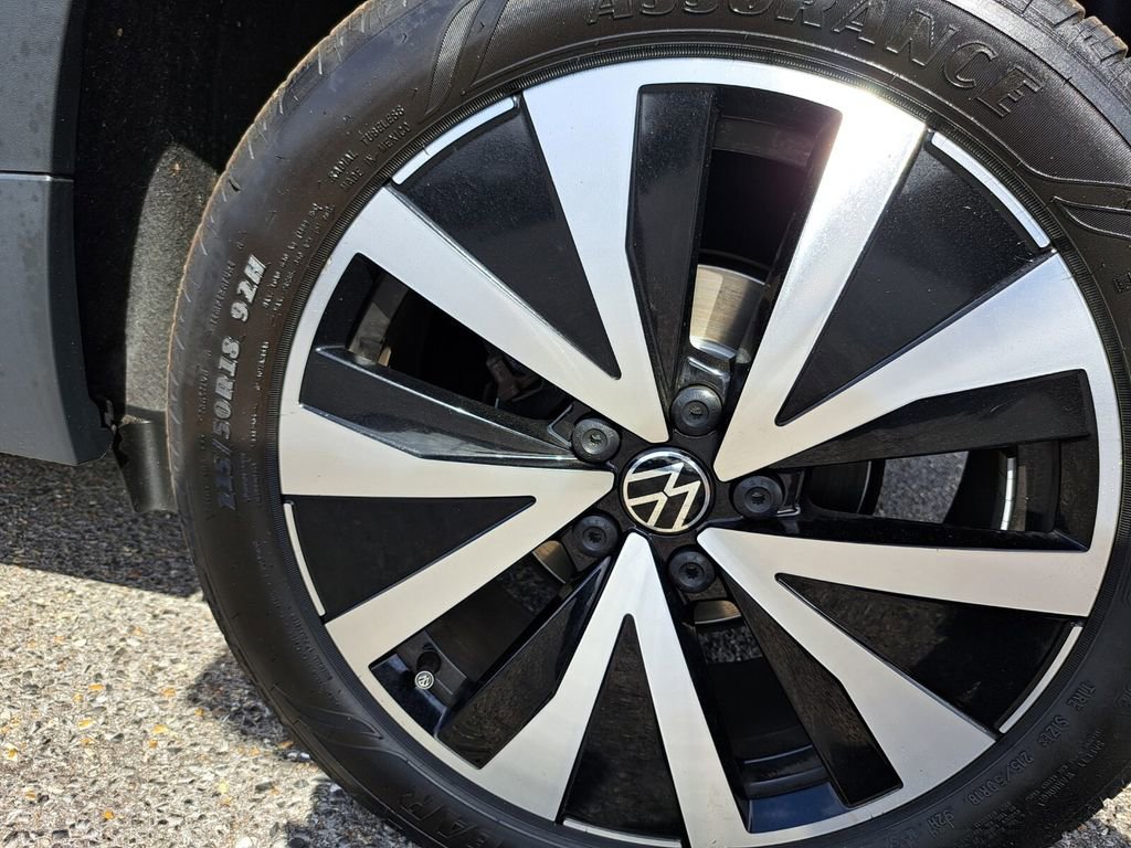 Used 2024 Volkswagen Taos SE image 29