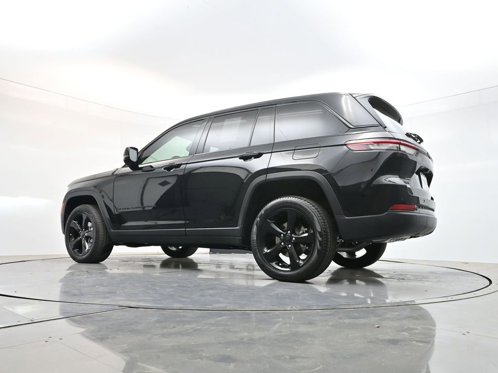 Used 2025 Jeep Grand Cherokee Limited w/ Black Appearance Package image 34