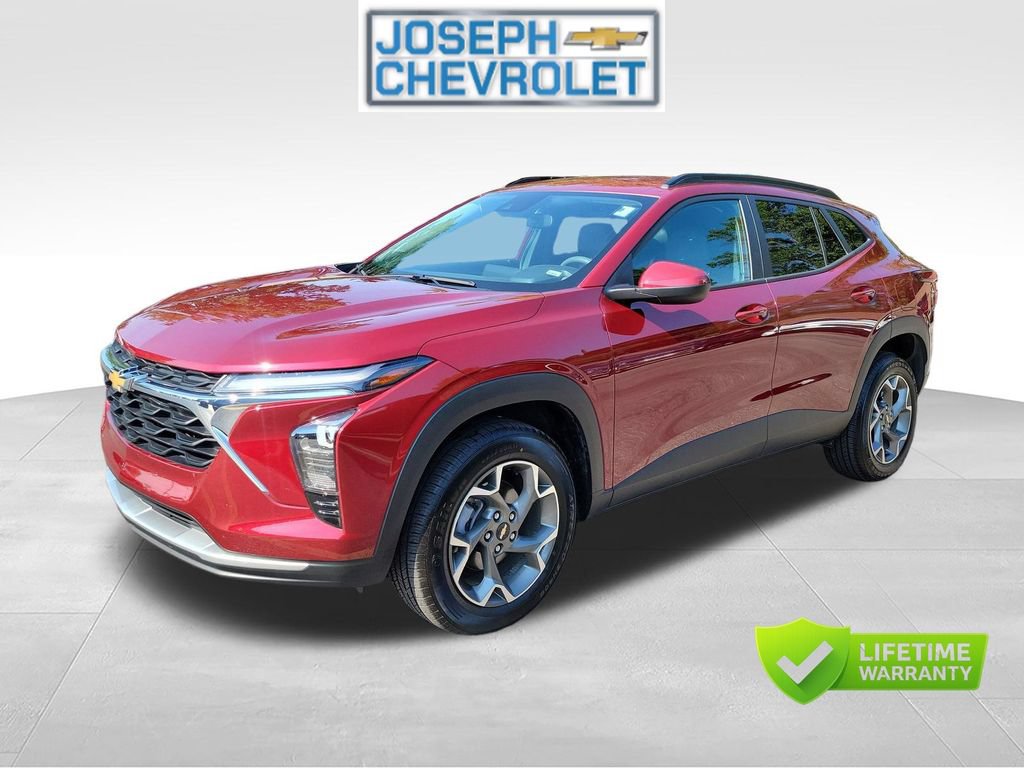 Used 2025 Chevrolet Trax LT FWD image 2