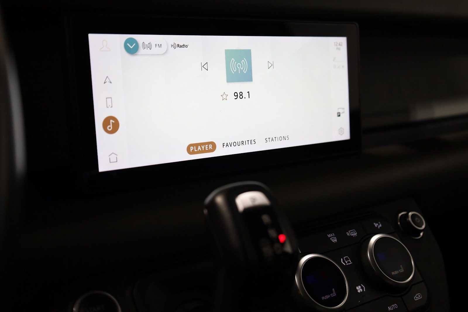 Used 2020 Land Rover Defender 110 SE image 30