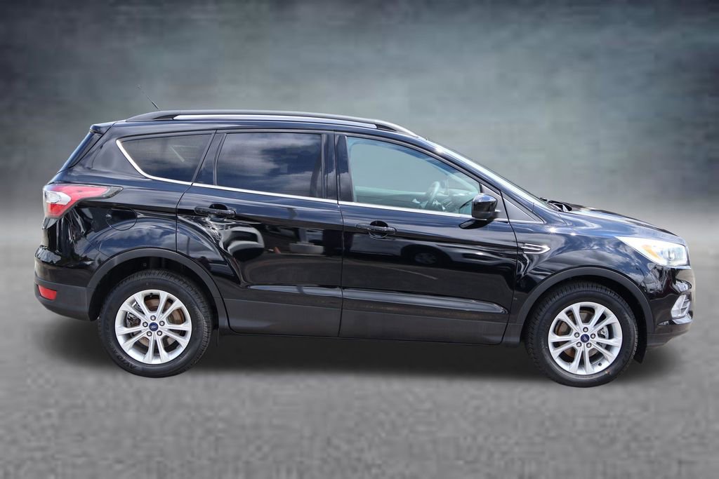 Used 2017 Ford Escape SE w/ Equipment Group 201A FWD image 2