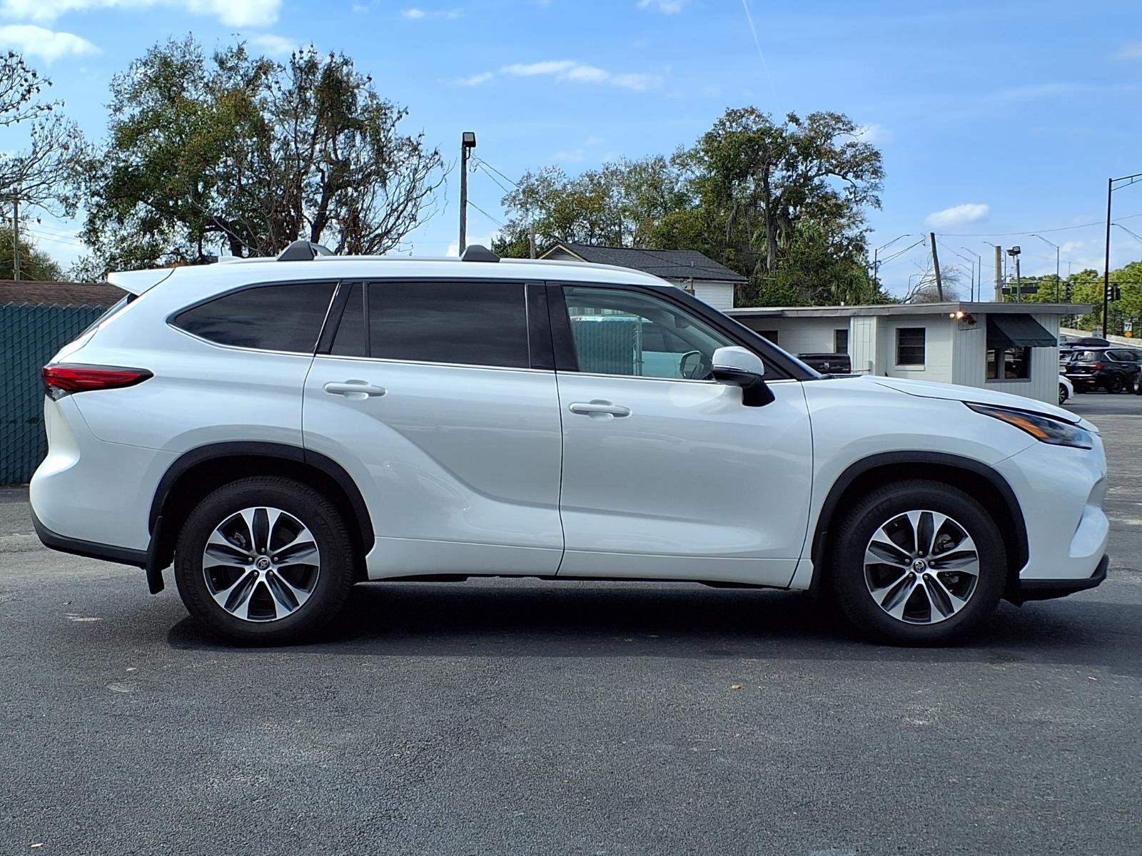 Used 2022 Toyota Highlander XLE image 26