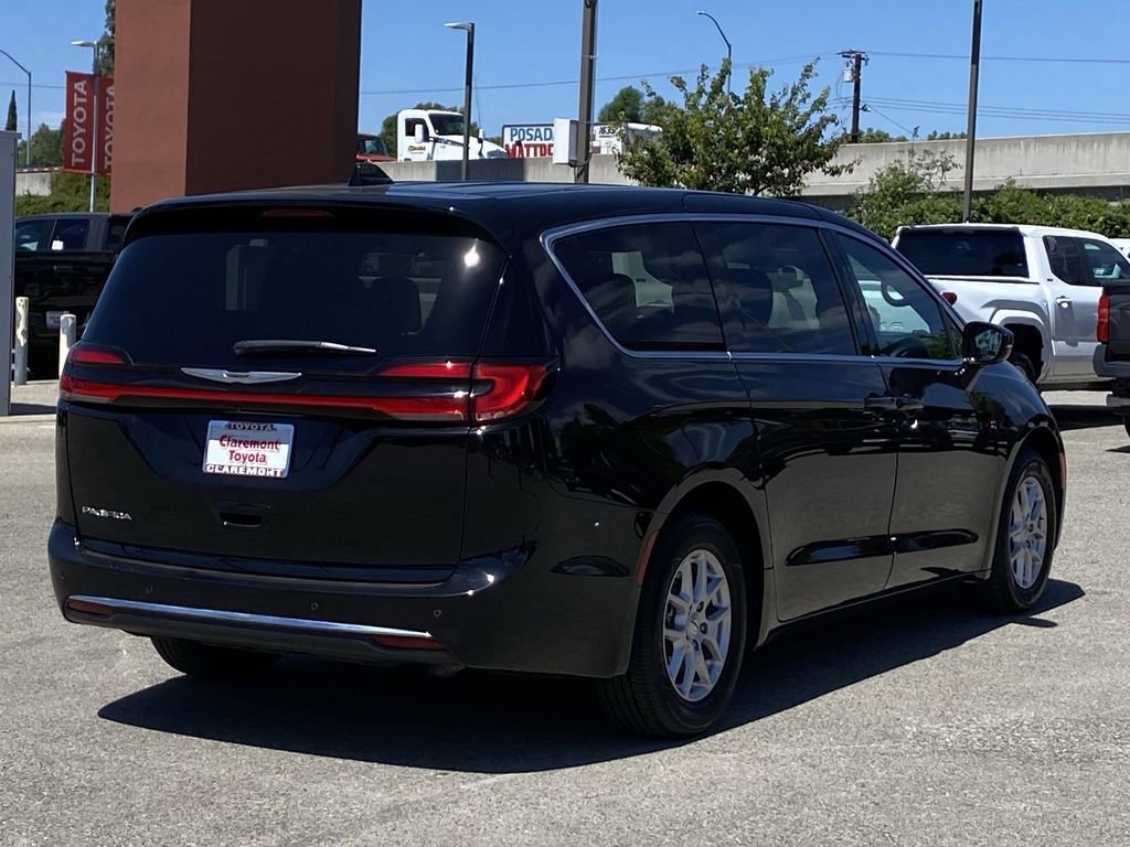 Used 2024 Chrysler Pacifica Touring FWD image 42