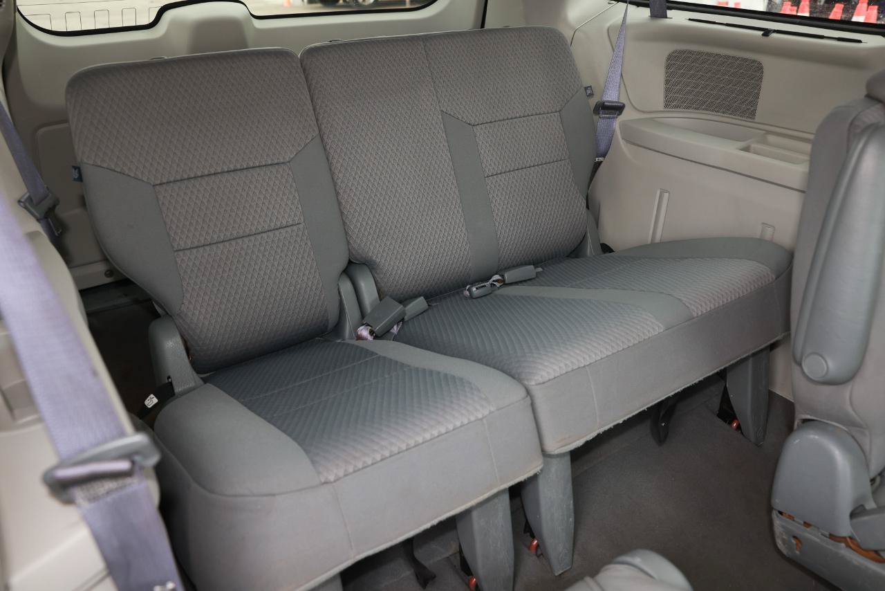 Used 2008 Chrysler Town & Country Touring w/ Entertainment Group #2 FWD image 25