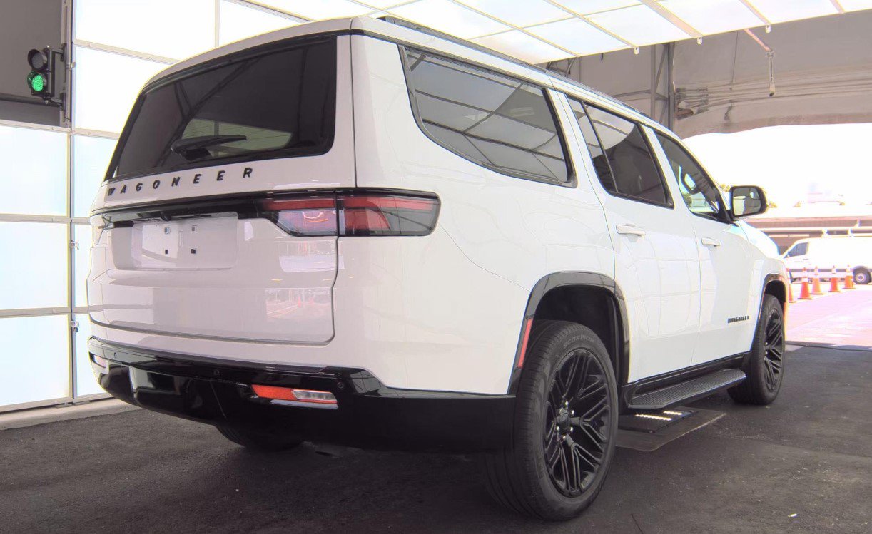 Used 2024 Jeep Wagoneer Series II AWD/4WD image 4