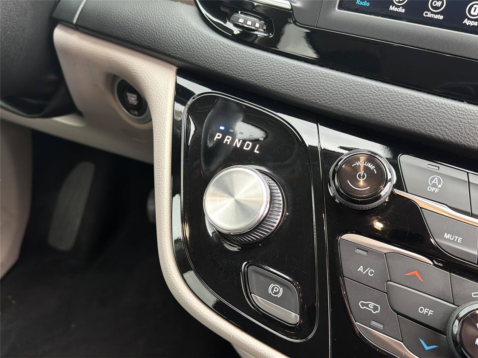 Used 2019 Chrysler Pacifica Touring-L FWD image 15