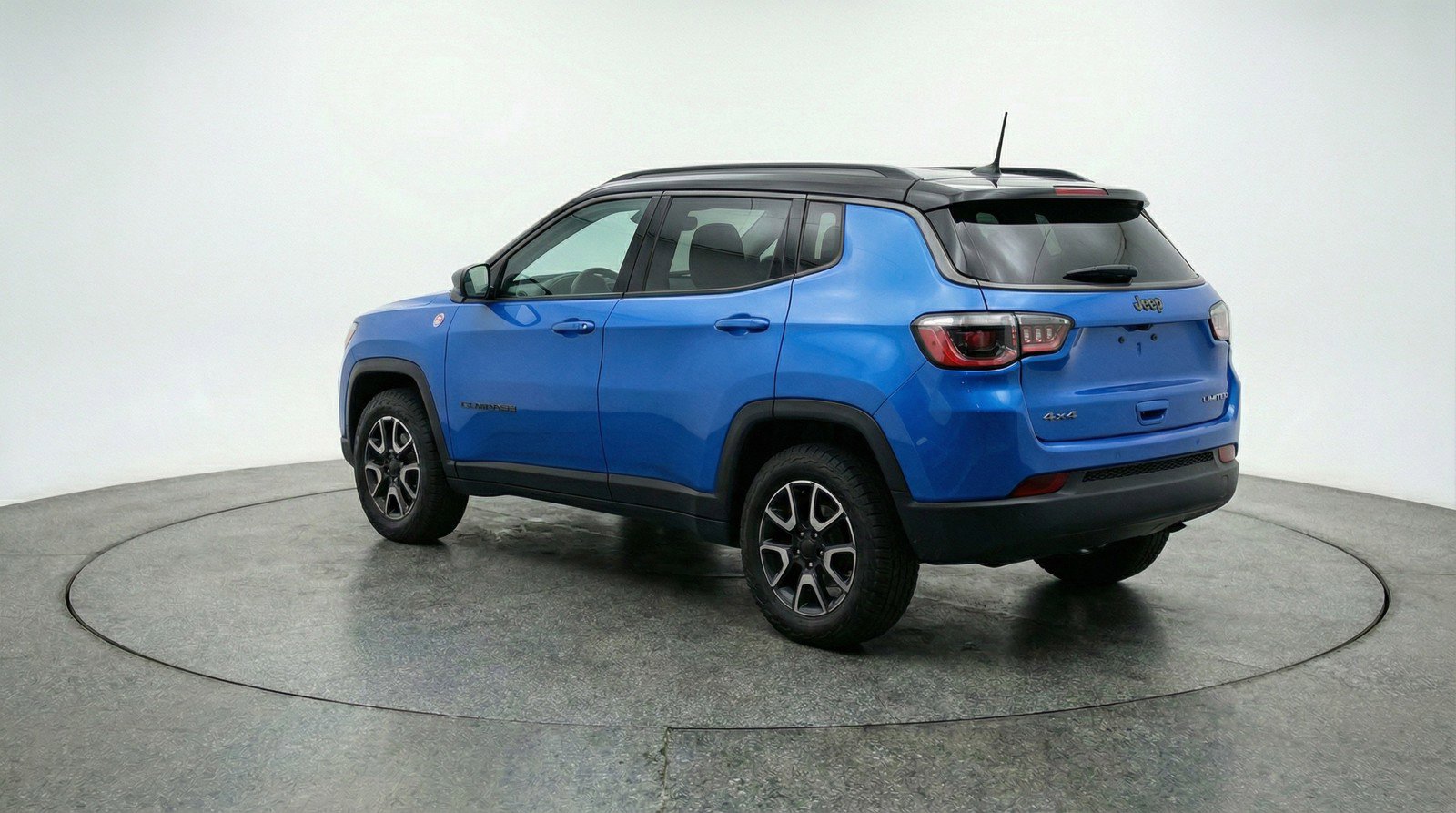 Used 2025 Jeep Compass Trailhawk image 6