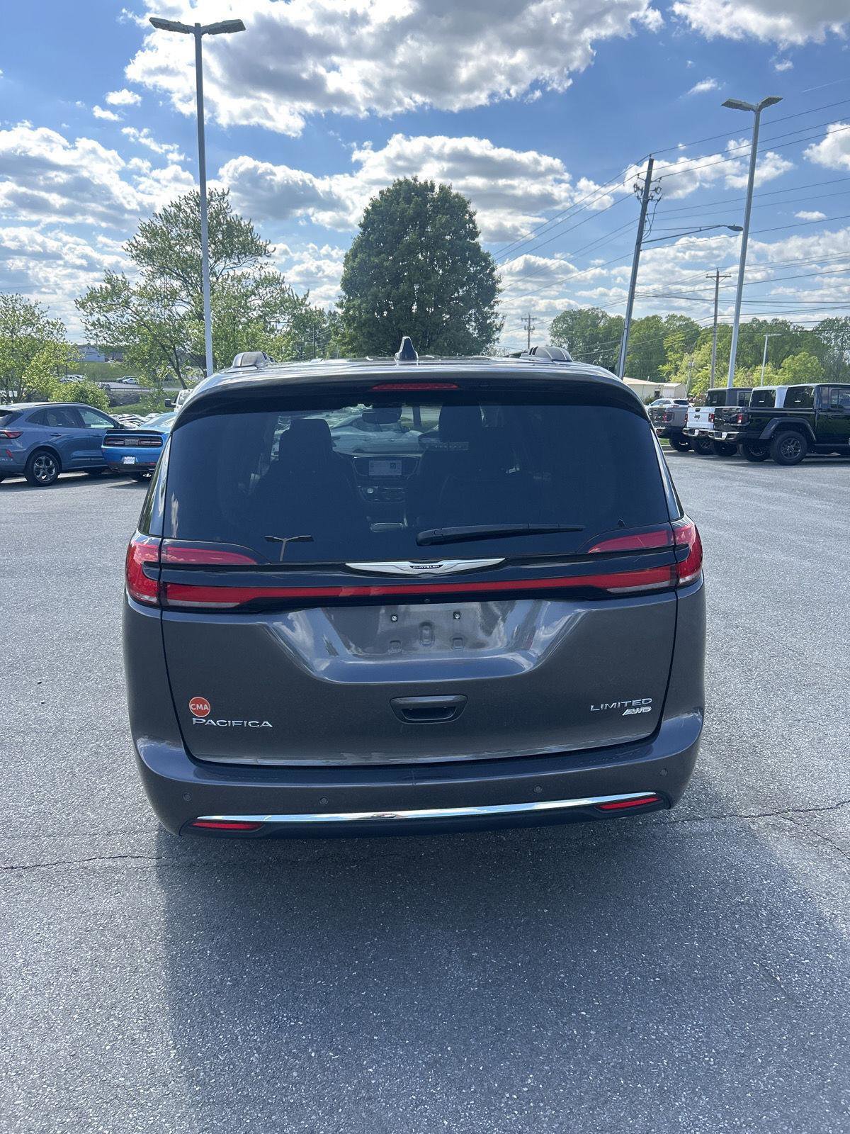 Used 2023 Chrysler Pacifica Limited image 5
