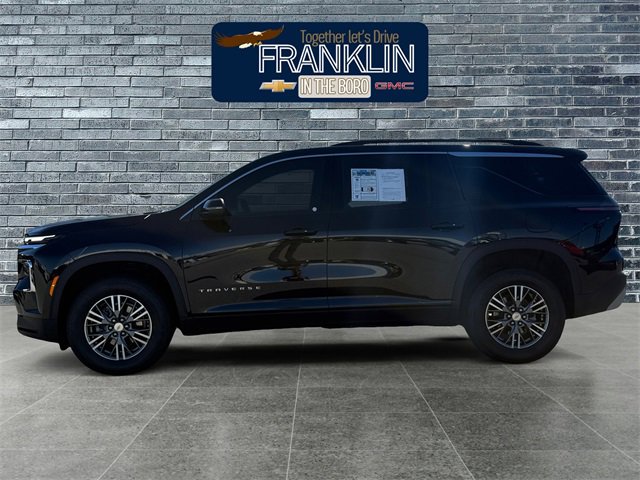 Used 2025 Chevrolet Traverse LT image 2