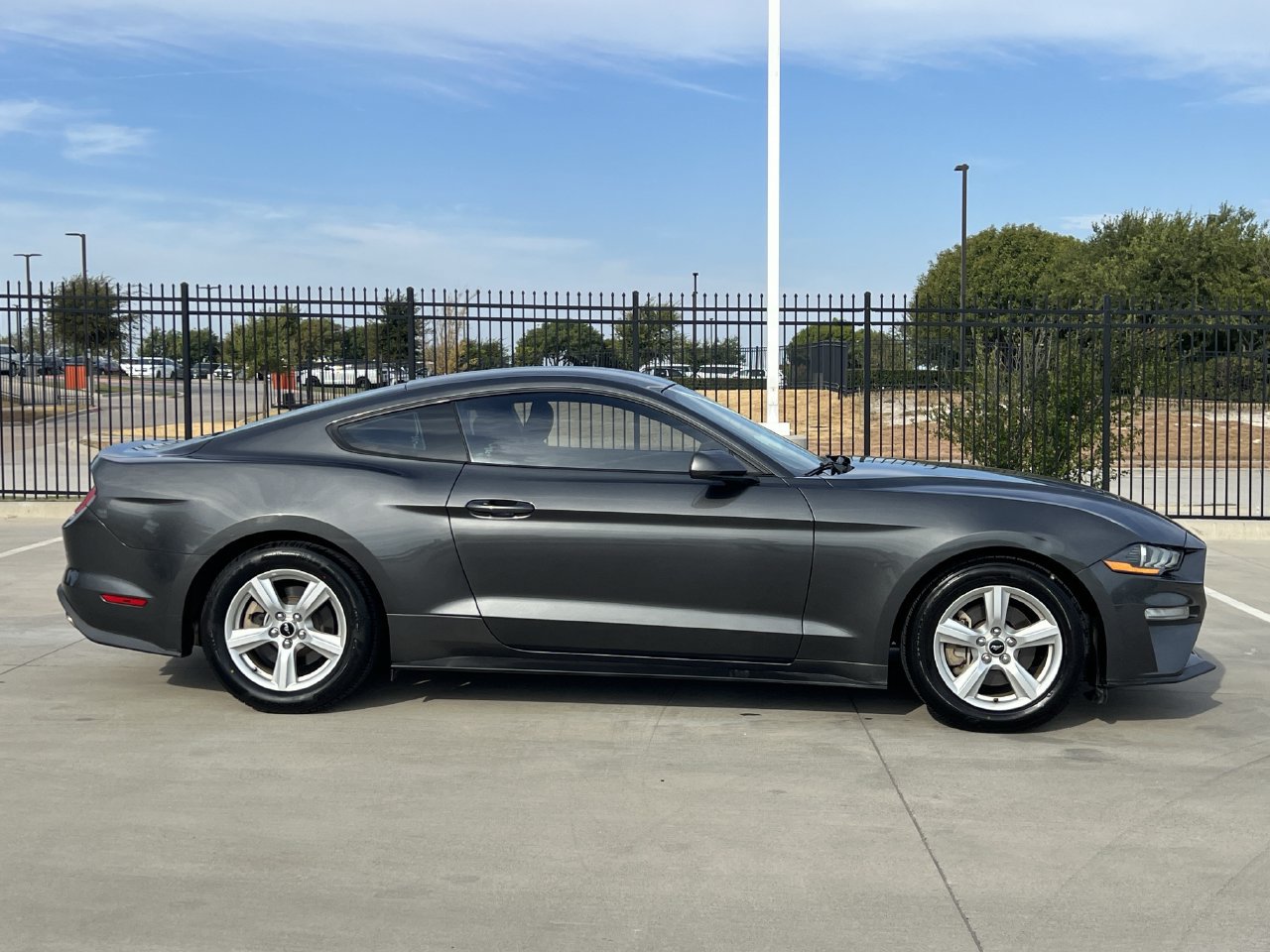 Used 2018 Ford Mustang Coupe RWD image 3