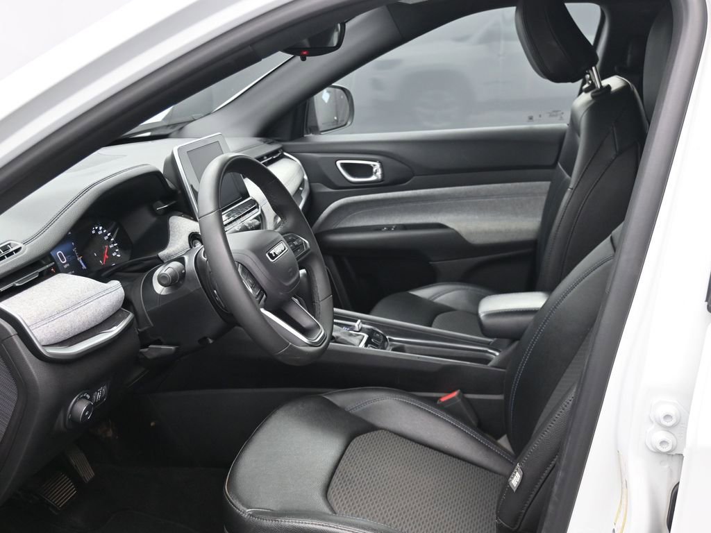 Used 2025 Jeep Compass Latitude image 17